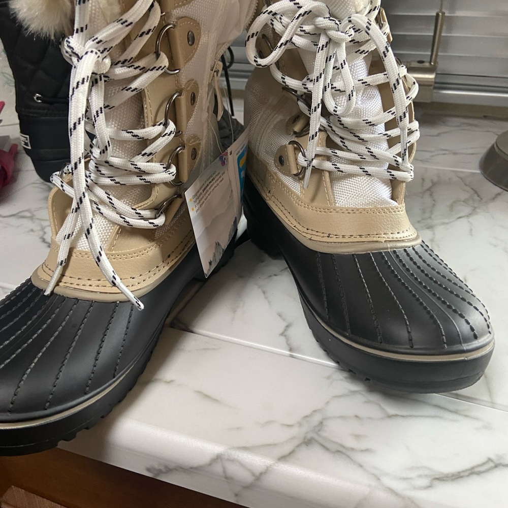 Women snow boots size 6